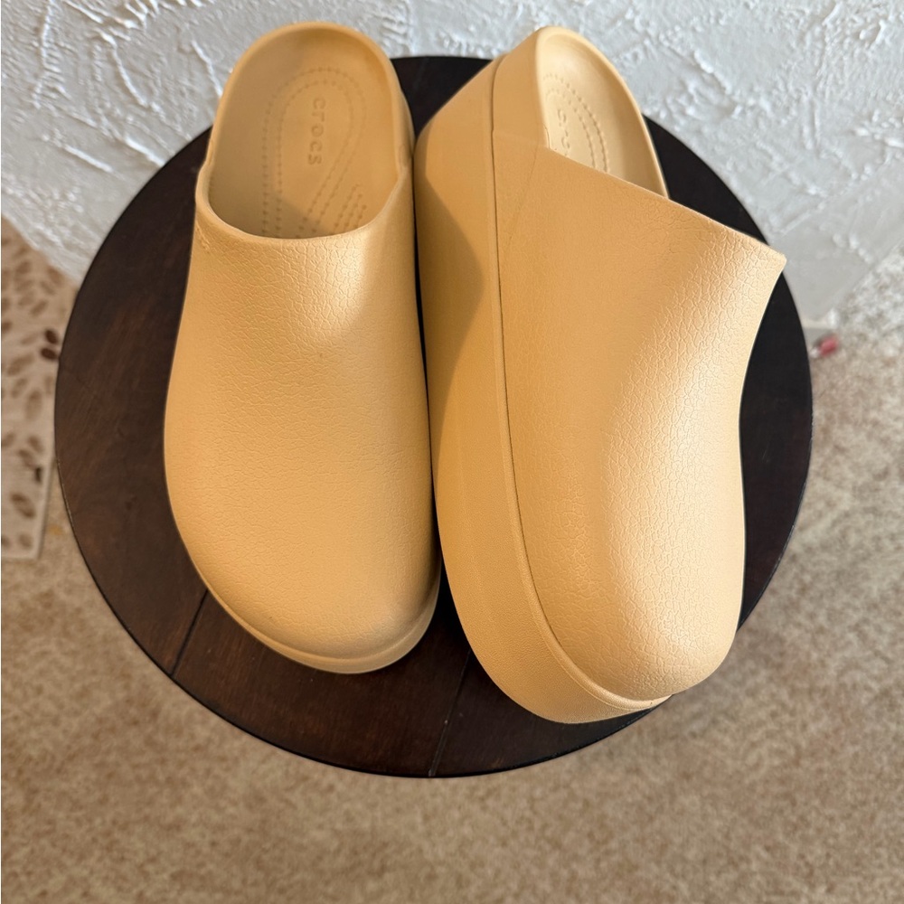 Dylan platform crocs